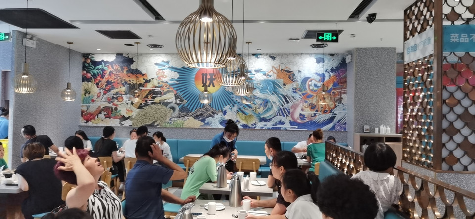 半天妖烤鱼(文登利群店)位于威海市文登区昆嵛路1号利群商场一楼北门
