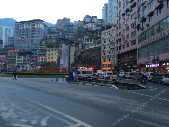 重庆市彭水苗族土家族自治县彭水汉葭街道石嘴街大转盘金山广场a栋10