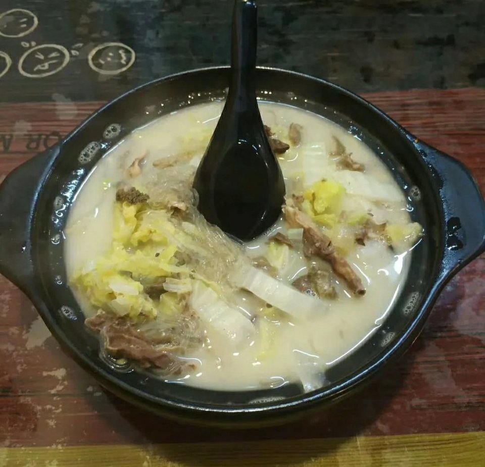 羊肉片白菜粉丝砂锅汤图片