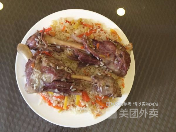 羊腱子抓饭图片