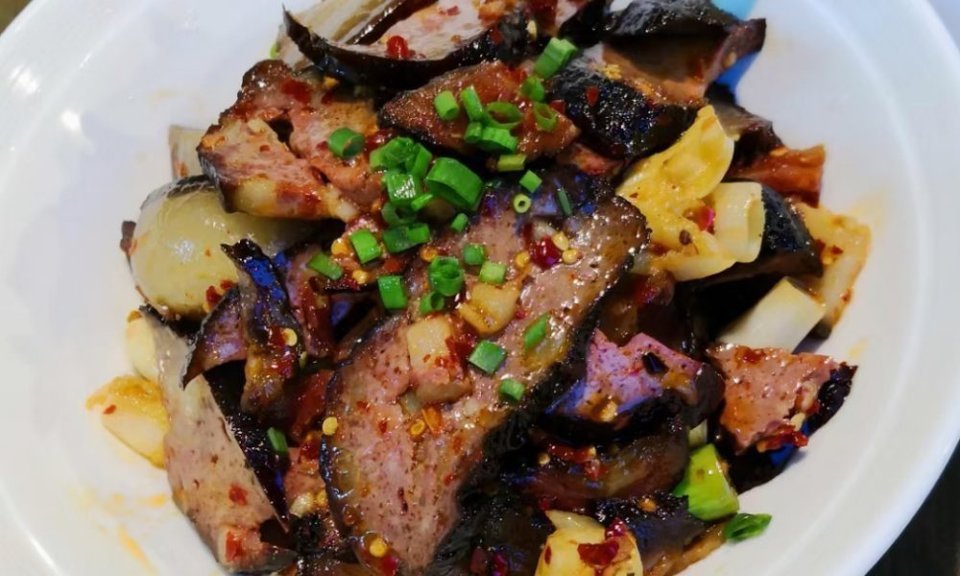猪血丸子炒腊肉图片