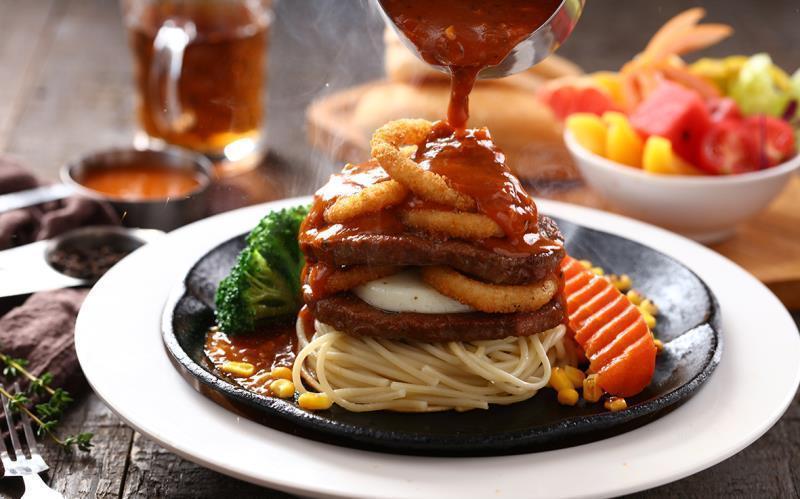 火山熔岩瀑布牛排套餐图片