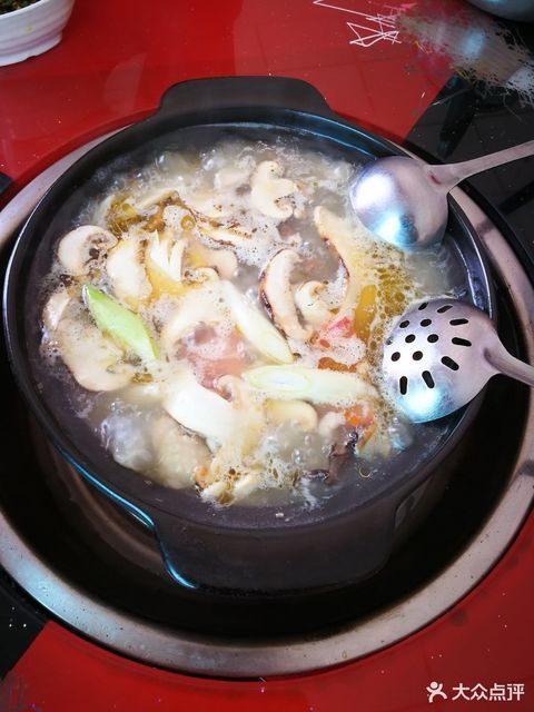 野生菌排骨汤锅图片