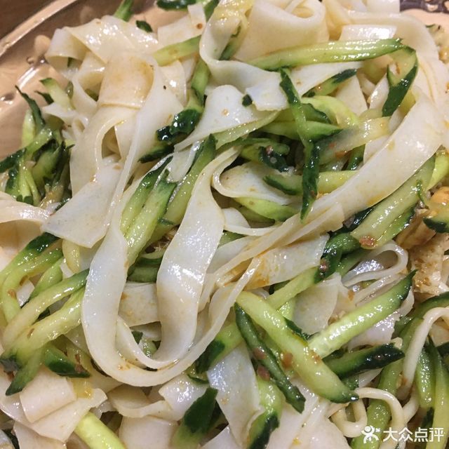 香肠炒凉皮图片