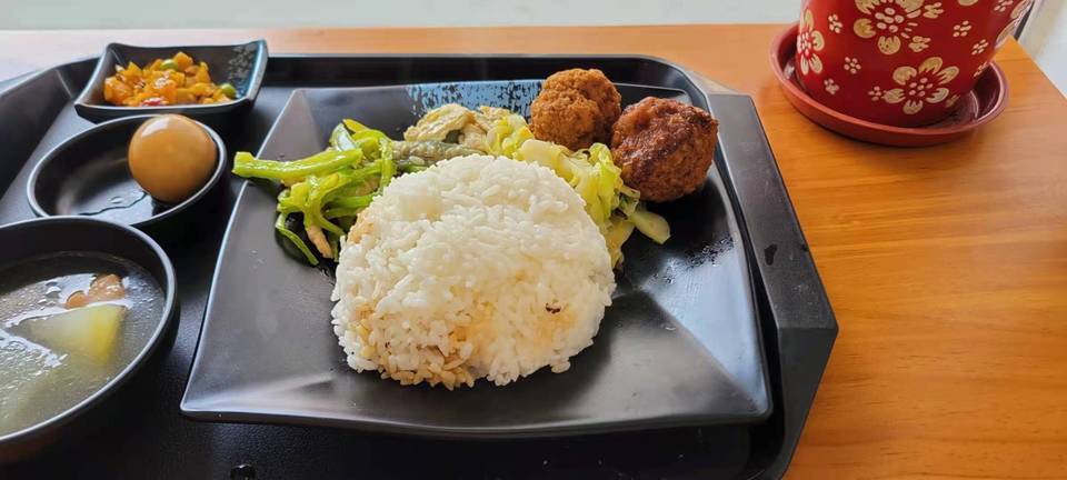 香酥大排套餐推荐菜:晓玥食堂(江阴八佰伴南门店)位于无锡市江阴市