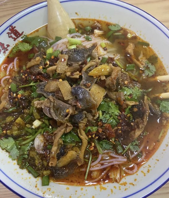 根据地老菜馆位于重庆市黔江区迎宾大道与交通路交叉口(黔州桥白家湾