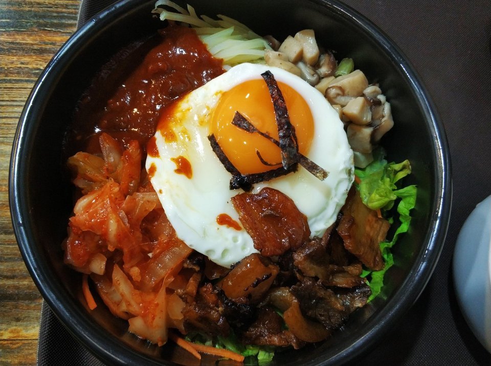 泡菜五花肉石锅拌饭图片