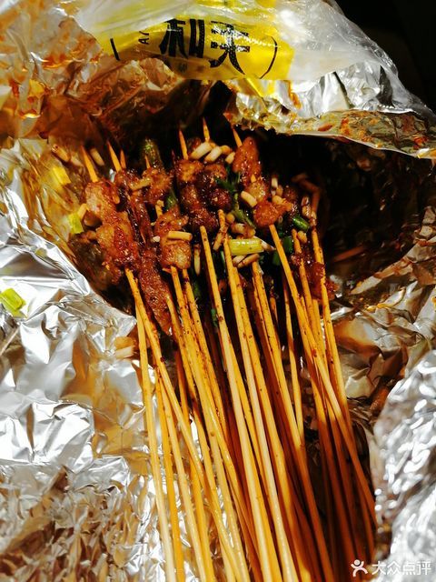 炭烤热狗碳火烤韭菜碳火烤莲花白分类:餐馆;中餐;餐饮;地方菜;特色菜