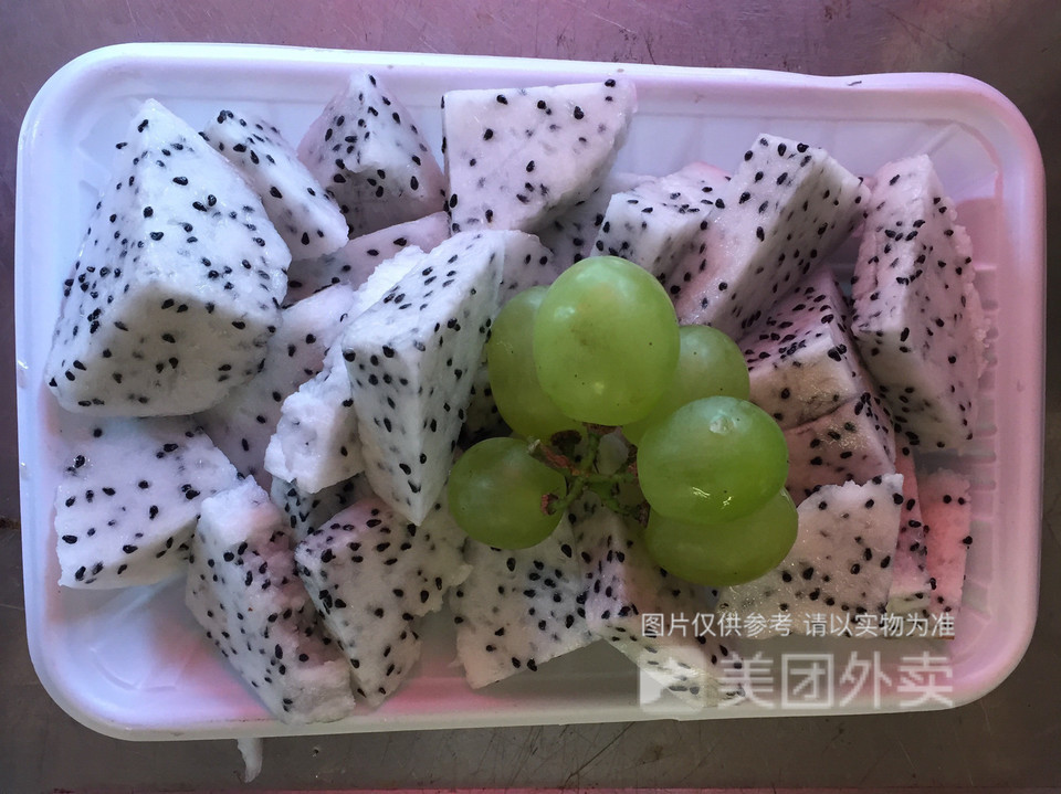 白肉火龙果切盘图片