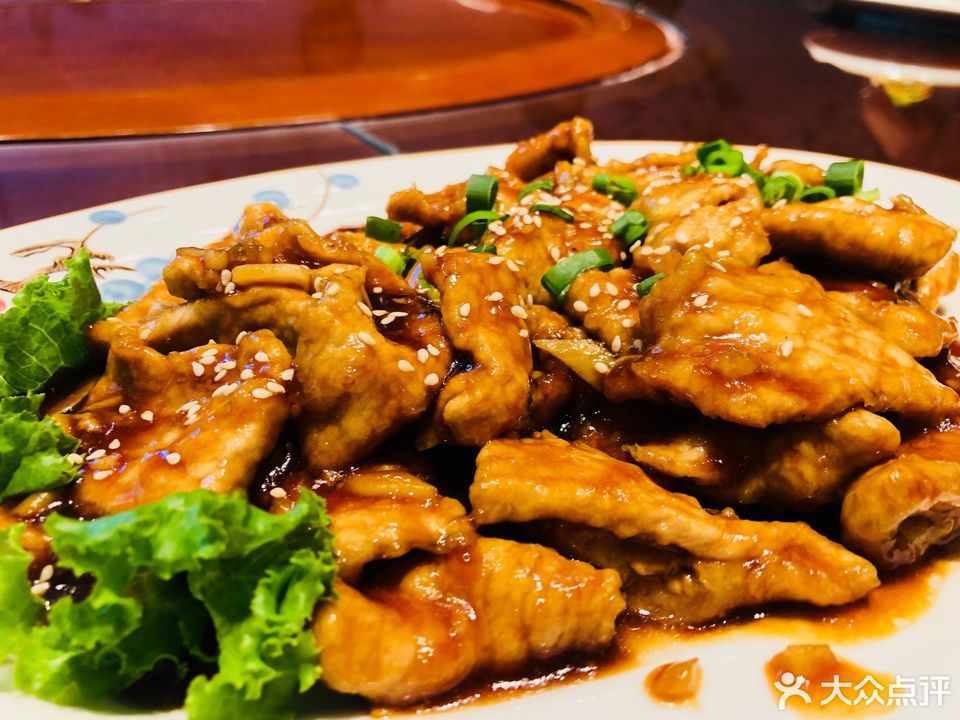 三鲜焖子推荐菜:欣全欣家常菜位于大连市西岗区高尔基路与民运街交汇