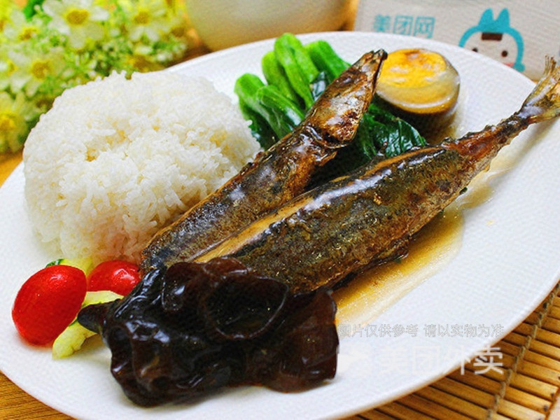 秋刀鱼饭图片