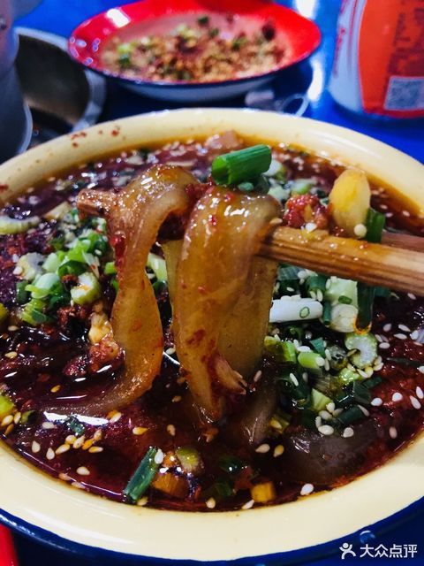 马路边冒苕粉图片