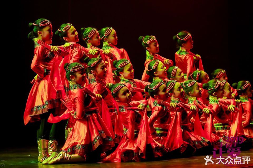 上海手拉手艺术团舞蹈图片