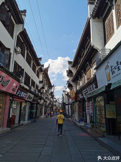 齿留香饼屋位于黄山市歙县徽城镇小北街26号推荐菜:娃哈哈水土豆饼