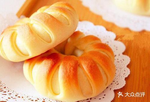 生日蛋糕定制月亮船生日蛋糕分类:面包店;购物;其它购物设施电话:星级