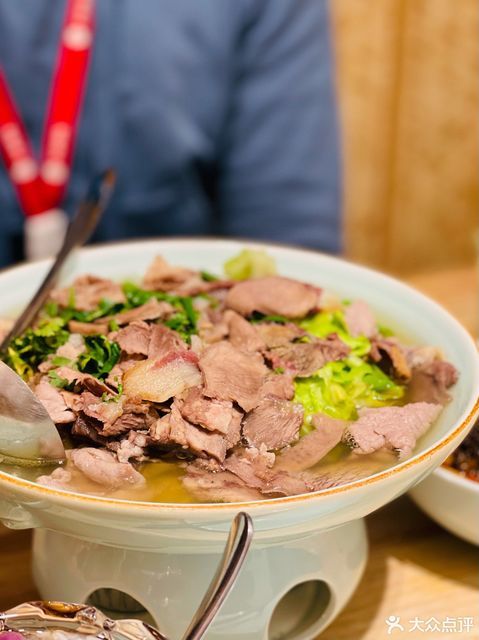 跷脚肉混锅图片
