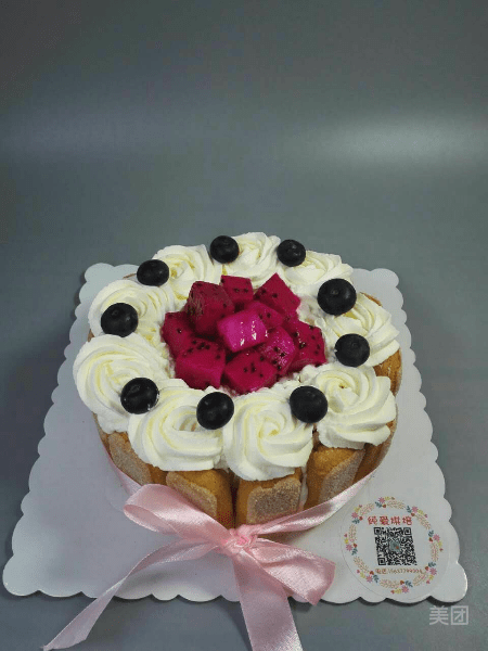 红心火龙果水果夹心蛋糕图片