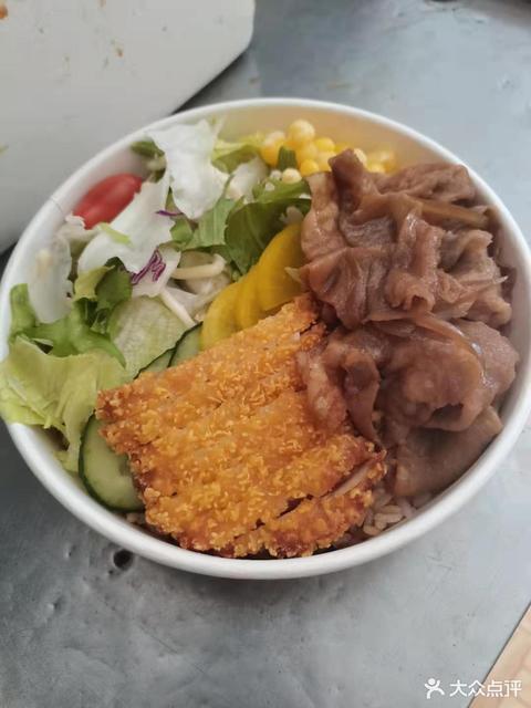 牛肉鸡排双拼饭图片