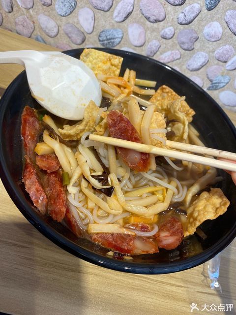 广式腊肠螺蛳粉图片