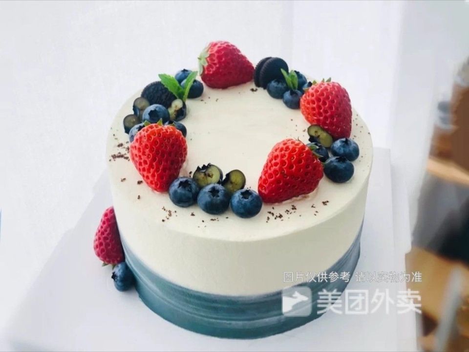 草莓蓝莓小清新生日蛋糕图片