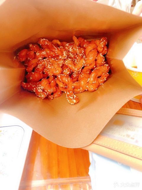 葱香味油赞子推荐菜:皇品赞贡品油赞子(惠山古镇店)位于无锡市梁溪区