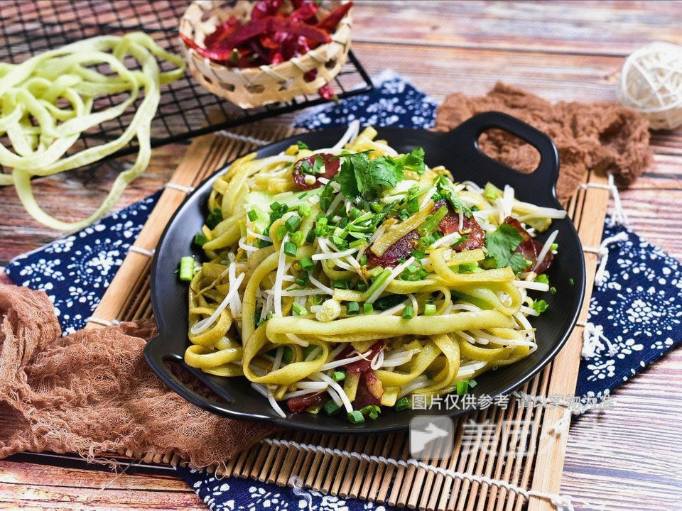 恩施腊肉炒绿豆皮图片