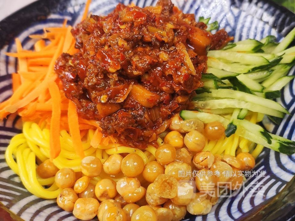 滚辣皮子肉拌黄面图片