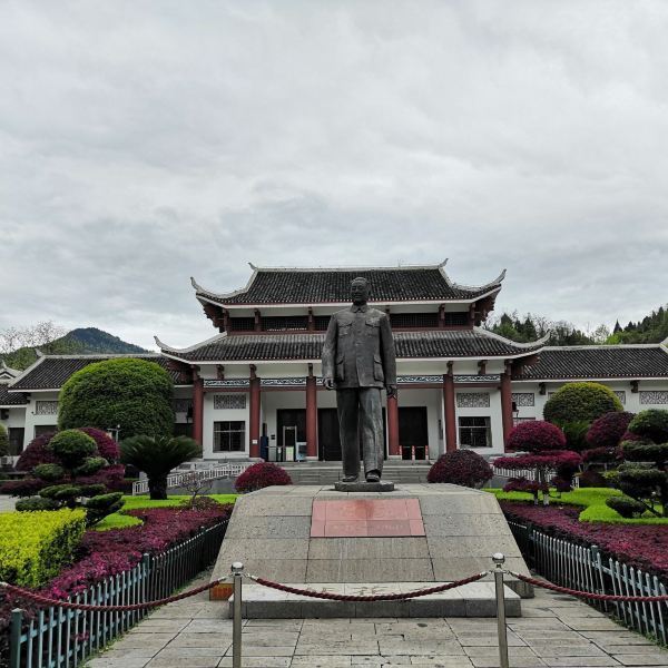 山上是烈士陵園,往前直走,穿過賀龍橋便是賀龍故居和賀龍紀念館,紀念