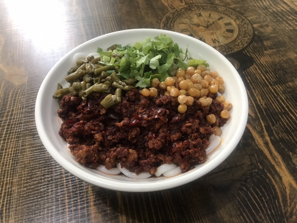 牛肉酱香炒米粉鸡肉酱香炒米粉推荐菜:拉比尔新疆炒米粉(总店)位于