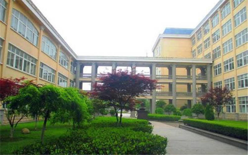 湖北经济学院法商学院位于武汉市江夏区藏龙岛开发区杨桥湖大道8号