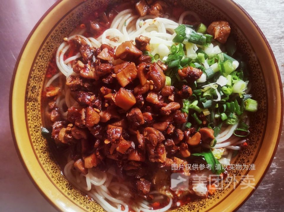 焖肉米线图片