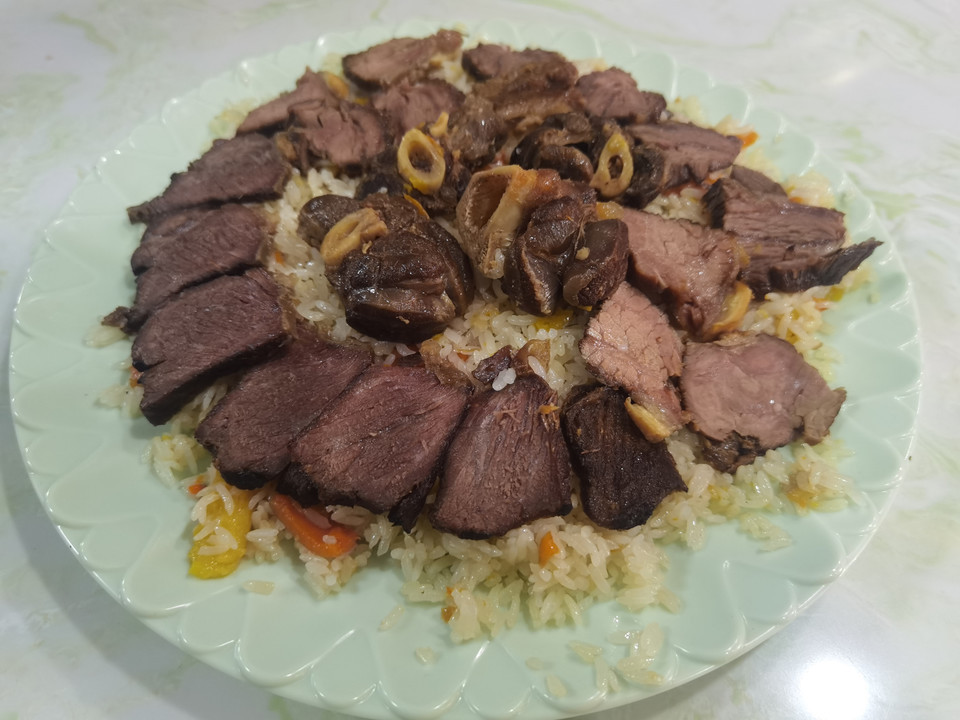 风干肉抓饭图片