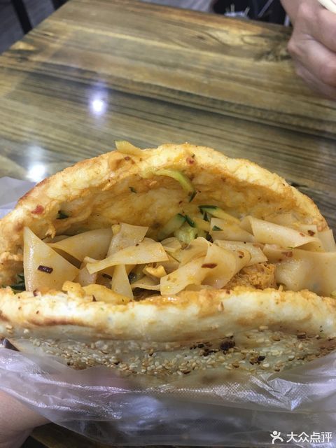 烧饼夹凉皮图片