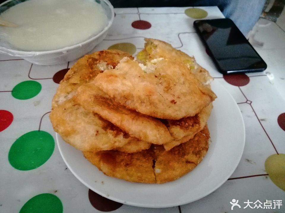 推荐菜:成武名吃满香肉盒位于菏泽市成武县伯乐大街与汉泉路交叉口