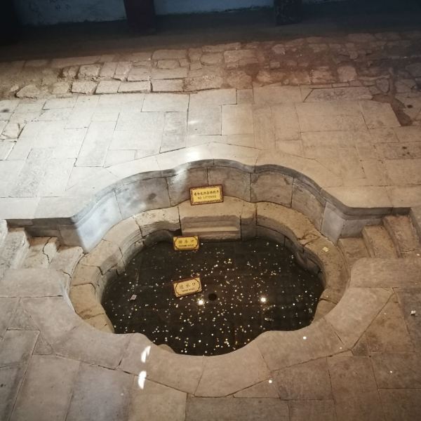 m41****88:杨贵妃的专用汤池,因汤池平面呈一朵盛开的海棠花而得名.