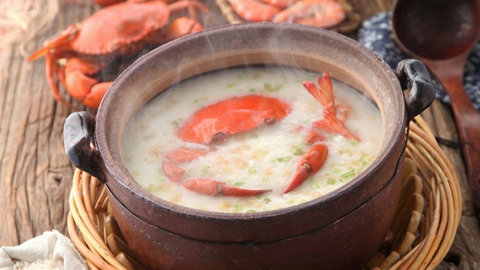 潮汕砂锅粥：浓情味美，鲜活海鲜慢炖，口感绝佳