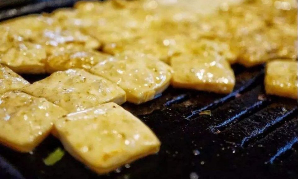本味居贵阳小豆腐烧肉与酒