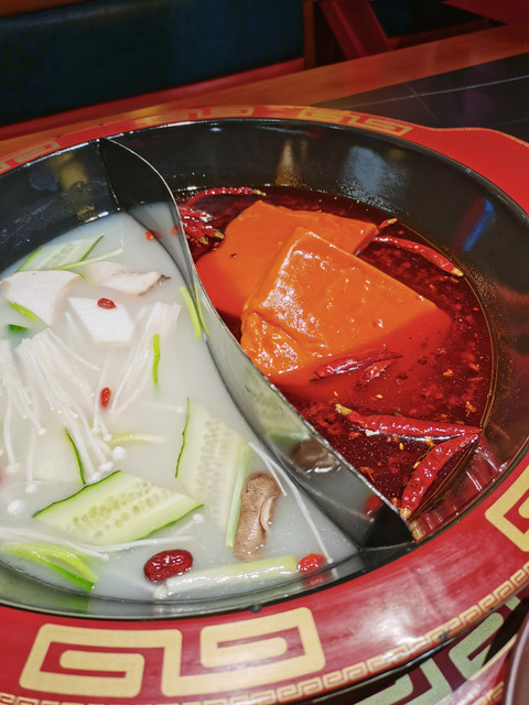 渝府大院重庆老火锅虹桥店