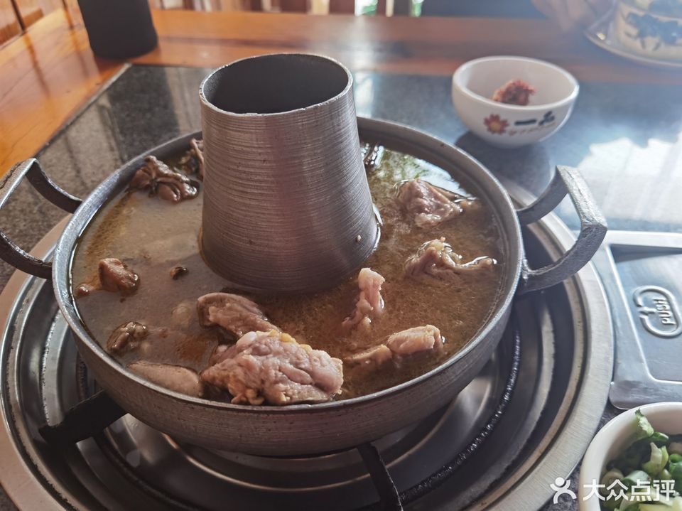 阿妈土锅鸡(七星街旗舰店)位于丽江市古城区西安街道金甲社区七星街