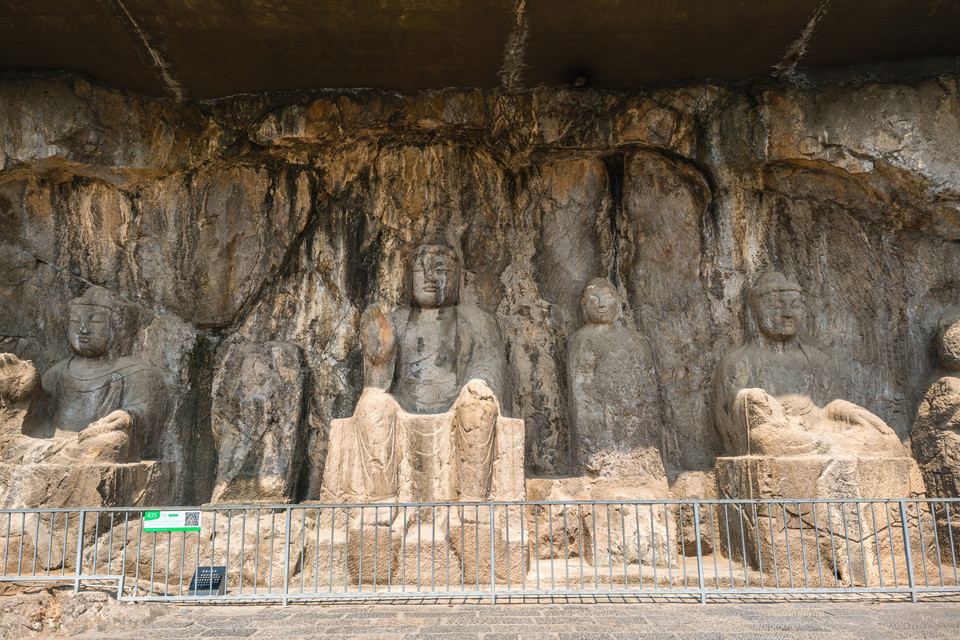 摩崖三佛龛图片