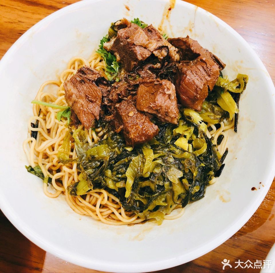 酸菜红烧牛肉拌面图片