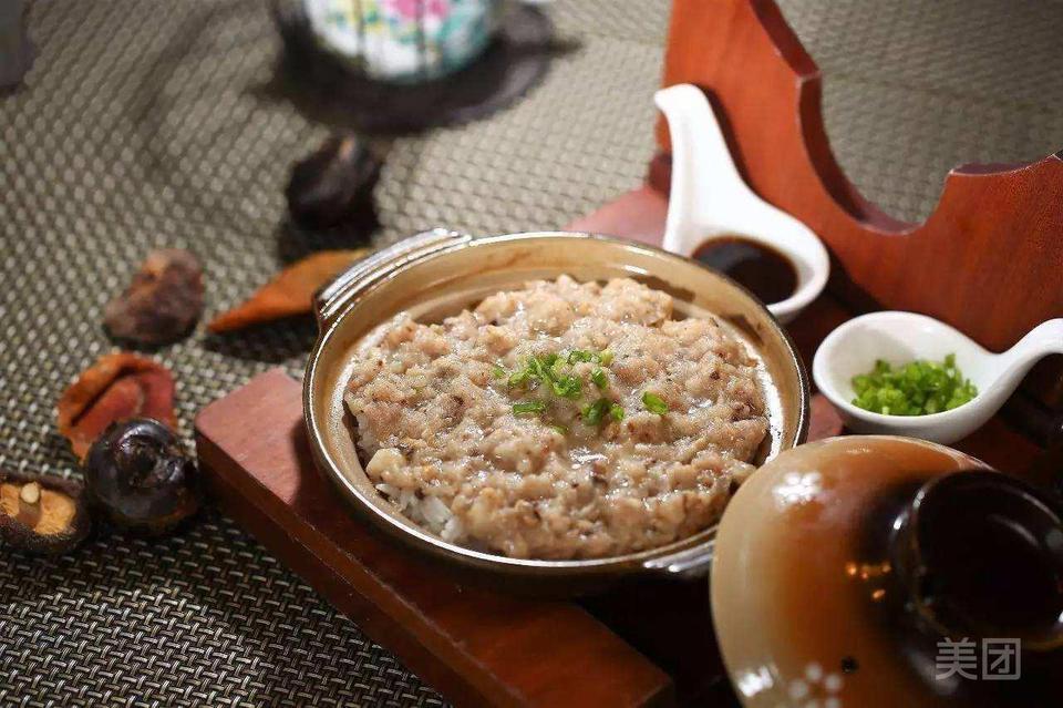 咸鱿肉饼煲图片