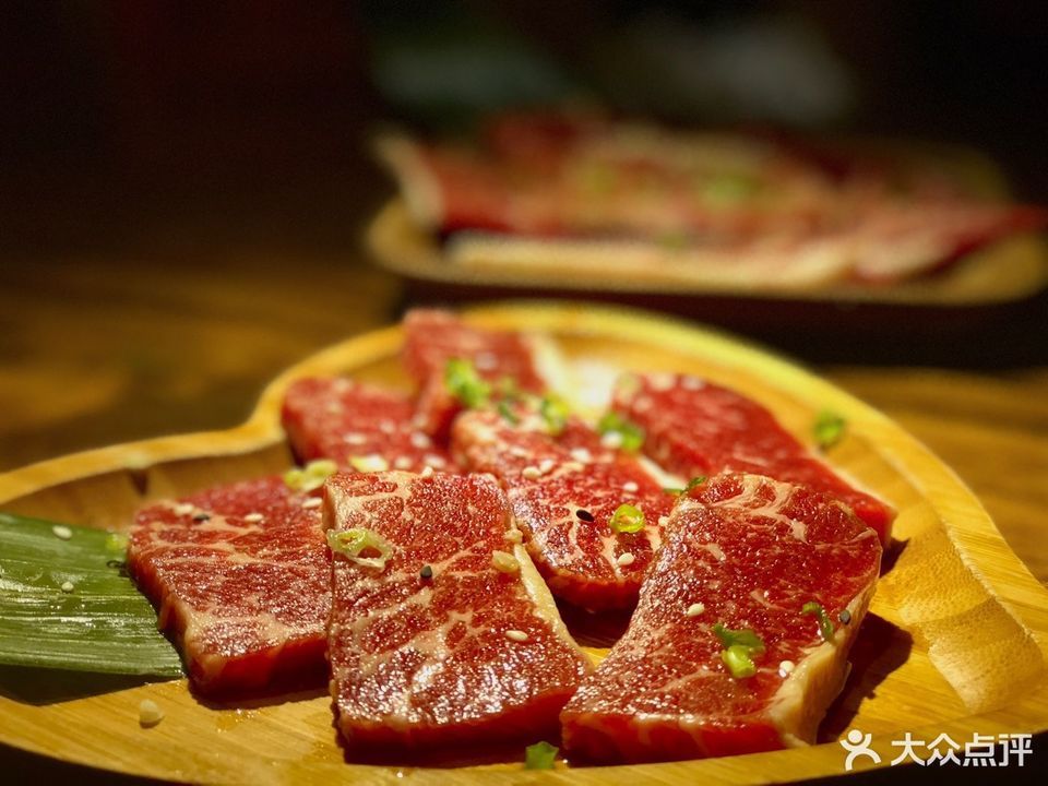 日和挽手腩图片