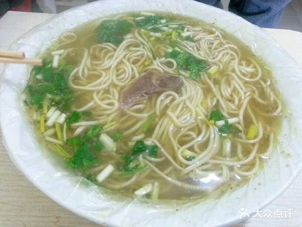 推荐菜:胖嫂拉面位于开封市龙亭区三大街一得万贸易旁