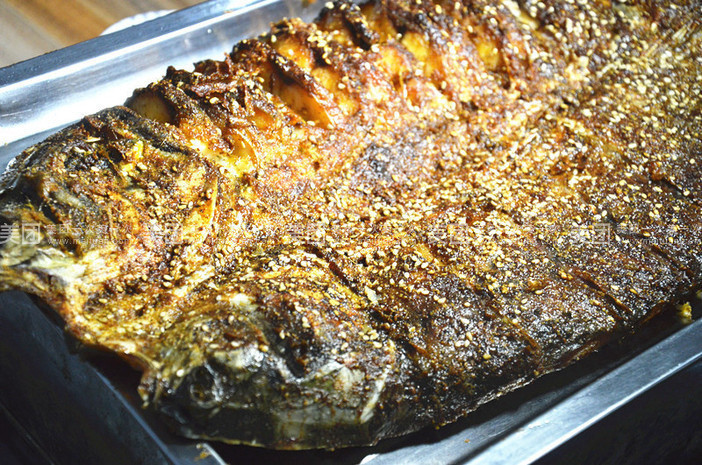 烤草鱼图片