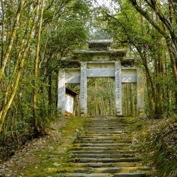 1361130****:文公山位于婺源县西部,距县城仅27公里,主峰海拔315米