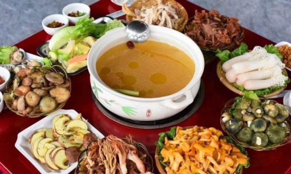 野生菌拼盘辣干巴菌炒饭推荐菜:山珍野菌园位于大理白族自治州祥云县