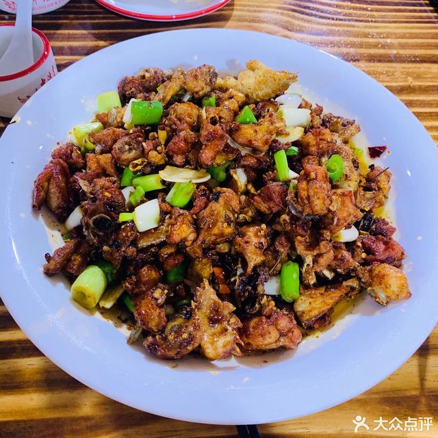 推荐菜:湖南崖炒鸡店(解放路店)位于临沂市兰山区解放路与兴隆路交汇