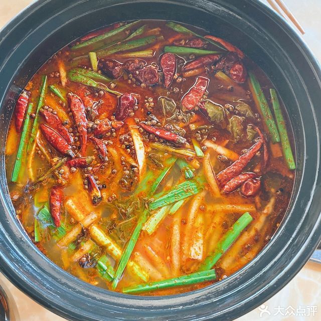 沈记酸菜牛肉火锅店