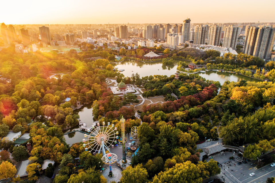 西安市 休闲娱乐 景点公园 > 兴庆宫公园长庆轩  相关搜索 兴庆宫公园